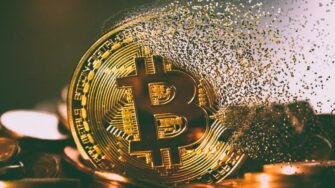 Bitcoin em queda: entenda a desvalorização das criptomoedas