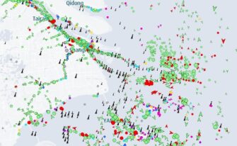 Bloqueio em Xangai causa engarrafamentos em frente ao porto